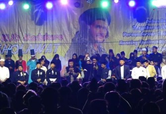 Acara "Rayon KUD Madukoro Bersholawat bareng Gus Ali Gondrong" dalam rangka Tasyakuran Warga Baru Persaudaraan Setia Hati Terate (PSHT) Ranting Tasikmadu, Ranting Jaten, dan Ranting Kebakkramat, di Lapangan Ngijo, Tasikmadu, Karanganyar, Jawa Tengah, pada Sabtu (2/9/2023) malam.