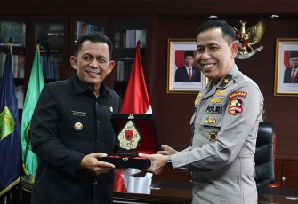 Gubernur Ansar saat Sambut Kunjungan Kapusjarah Polri Brigjen Pol Hari Nugroho beserta para anggota Pusjarah Polri RI di Kantor Gubernur Kepri, Ruang Kerja Gubernur Kepri, Lantai 4, Dompak, Tanjungpinang, Kamis (16/11).
