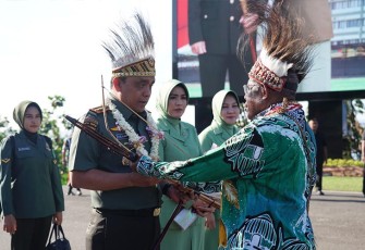 Mayjen TNI Ilyas Alamsyah secara Utuh Menerima Satuan Kodam XVIII/Kasuari
