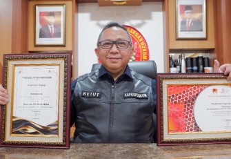 Kapuspenkum Dr. Ketut Sumedana memperlihatkan piagam penghargaan.