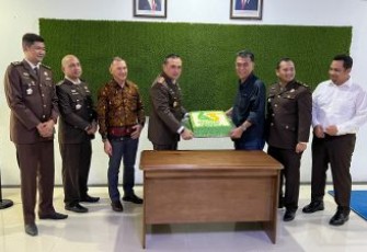 Kejari Natuna saat Mendapat Kejutan dari Bupati Natuna di Hari Bhakti Adhiyaksa Ke-63
