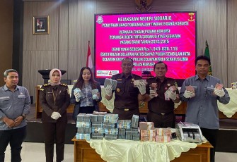 pihak Perumda “DELTA TIRTA” Sidoarjo saat menyerahkan uang Kepada Penyidik Pidsus Kejaksaan Negeri Sidoarjo yang bersumber dari uang pengembalian Atas perkara Tindak Pidana Korupsi Kegiatan PASBA ( Pasang baru) pada Perumda Delta Tirta Sidoarjo Tahun 2012-2015.