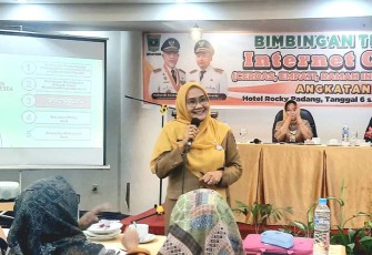Kepala Dinas Pemberdayaan Perempuan Perlindungan Anak, Pengendalian Penduduk dan Keluarga Berencana (DP3AP2KB) Gemala Ranti, saat membuka bimtek Internet Ceria di Rocky Hotel, Padang.