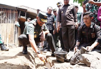 Pangdam IX/Udayana Mayjen TNI Harfendi, S.I.P., M.Sc., saat peletakan batu pertama Rehab Rumah Tidak Layak Huni di Buleleng