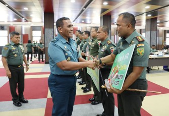 Dandim 0407/Kota Bengkulu Kolonel Kav Widodo Pujianto, S.H saat terima penghargaan, di Aula A.H. Nasution Markas Besar Angkatan Darat (Mabesad), Jakarta, Selasa (12/9/2023).