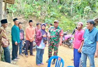 Babinsa Koramil 0801/04 Tegalombo saat Lakukan Komsos