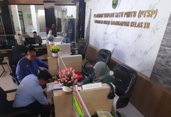 Kuasa hukum warga Desa Berjo, BRM Kusuma Putra dan Ismana Hendra Setiawan, saat mendaftarkan surat kuasa gugatan perdata di PTSP Pengadilan Negeri Karanganyar.