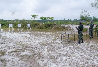 Anggota Korem 121/ABW Latihan Menembak Senjata Ringan