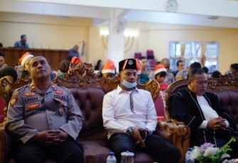 Keluarga Besar Polres Karimun saat Merayakan Natal di Gereja GBI