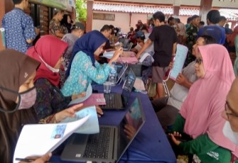 Ribuan warga yang tinggal di kawasan Wonorejo kecamatan Cepu kabupaten Blora mendaftar Hak Guna Bangunan di pendopo kecamatan Cepu.