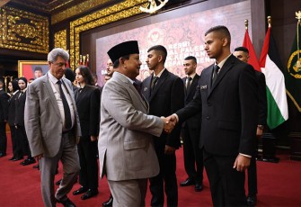 Kadet tersebut diserahterimakan secara langsung oleh Duta Besar Palestina yang mulia Dr. Zuhair S.M Al-Shun kepada Menhan Prabowo dan Rektor Unhan RI Mayjen TNI Jonni Mahroza, Rabu (8/11/2023).