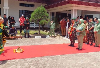 Pangdam Yanuar Adil dan Ny Mila beserta rombongannya saat Disambut Tari Sekapur Sirih di VIP Bandara Fatmawati Soekarno Bengkulu, Pukul 12.00 WIB, Senin (25/09/2023).