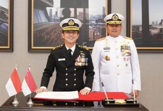 Panglima TNI Laksamana TNI Yudo Margono saat menerima Kunjungan Kehormatan Panglima Angkatan Bersenjata (Pangab) Singapura Vice Admiral (VADM) Aaron Beng, di Ruang Belgravia East, Langham Hotel, Jakarta Rabu (20/9/2023).