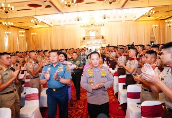 Panglima TNI Laksamana TNI Yudo Margono, S.E., M.M., saat saat memberikan pembekalan kepada 833 Calon Perwira Remaja (Capaja) TNI-Polri di Gedung Balai Sudirman, Menteng Dalam, Jakarta Selatan, Jumat (21/7/2023). 