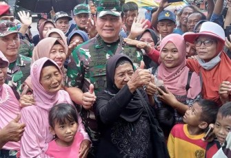 Panglima TNI Laksamana TNI Yudo Margono, S.E., M.M., saat bersama masyarakat.