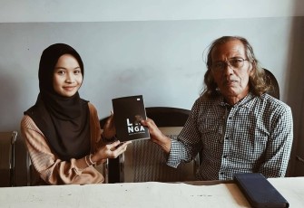 Pemberian buku oleh sang penulis Nestor Rico Tambunan. Foto: Dokumen pribadi