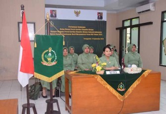 Ketua Persit KCK Cabang XX Dim 0806 Trenggalek saat Ikuti Pertemuan Gabungan Ketua Umum Persit Kartika Chandra Kirana melalui Platform Zoom Meeting
