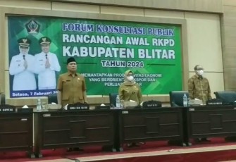 Bupati Blitar Rini Syarifah Didampingi Sekretaris Daerah Kabupaten Blitar Izul Marom di Forum Konsultasi Publik Ranwal RKPD Kabupaten Blitar Tahun 2023