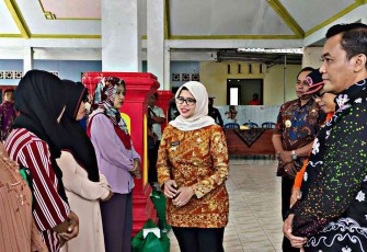 Bupati Blitar Rini Syarifah Didampingi Kepala BPBD Kabupaten Blitar Ivong Bettriyanto dan Forpimcam Wates Berikan Bantuan ke Warga Tanah Gerak di Desa Purworejo, Kecamatan Wates.