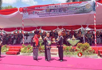Walikota Blitar Santoso serahkan Piala Adipura kepada Ketua DPRD Kota Blitar Syahrul Alim (Foto : Faisal NR / Klikwarta.com)