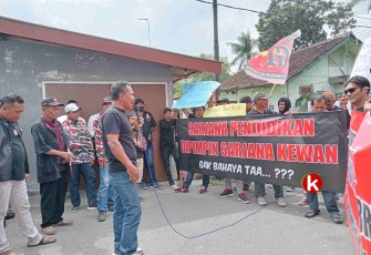 Ketua LSM GPI Jaka Prasetya bersama Puluhan Anggotanya saat Unjuk Rasa di Depan Kantor Dinas Pendidikan Kabupaten Blitar, Senin 5 Juni 2023. (Foto : Faisal NR / Klikwarta.com)