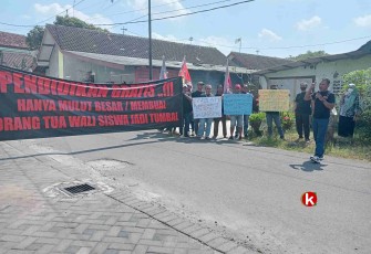 Unras LSM GPI di Depan Kantor Dinas Pendidikan Kabupaten Blitar yang Dipimpin Jaka Prasetya selaku Ketua LSM GPI (Foto : Faisal NR / Klikwarta.com)