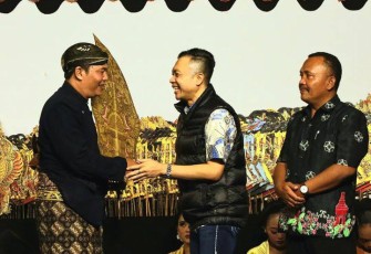 Wakil Bupati Blitar Rahmat Santoso saat Menerima Gunungan dari Sang Dalang di Acara Bersih Desa Plandirejo Kecamatan Bakung semalam.