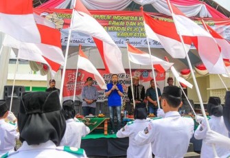 Wakil Bupati Blitar Rahmat Santoso (baju biru) Buka Kirab Budaya dan Pawai Sound System Sambut HUT RI ke 78 di Desa Kendalrejo Kecamatan Talun.