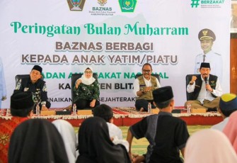 Bupati Blitar Rini Syarifah bersama BAZNAS Kabupaten Blitar Tasyarufkan Bantuan kepada Anak Yatim Piatu