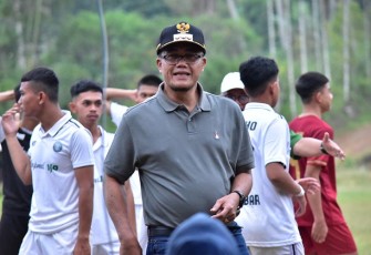 Pj Wali Kota Payakumbuh Rida Ananda, menyaksikan tim sepak bola SMAN 3 Payakumbuh menggilas SMKN 2 dengan skor 4-0.