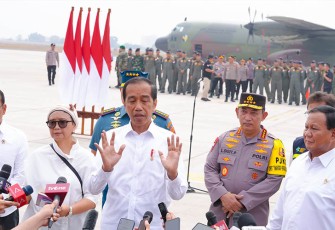 Presiden Joko Widodo didampingi Kapolri Jenderal Polisi Drs. Listyo Sigit Prabowo, pada acara pengiriman bantuan ke Palestina bertempat di Baseoff Lanud Halim Perdana Kusuma, Jakarta Timur, Sabtu (4/11/2023).