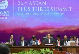 Presiden Joko Widodo saat memimpin KTT ke-26 ASEAN Plus Three (APT) yang digelar di Ruang Cenderawasih, Jakarta Convention Center (JCC), Jakarta, pada Rabu, 6 September 2023.