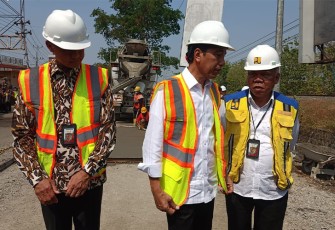  Presiden Jokowi didampingi Gubernur Jawa Tengah Ganjar Pranowo, dan Menteri Pekerjaan Umum dan Perumahan Rakyat (PU PR) Basuki Hadimoeljono meninjau pekerjaan pembangunan jalan Solo - Purwodadi, di kawasan Kalijambe, Sragen. Minggu (23/7/2023).