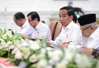 Presiden Joko Widodo saat memimpin rapat terbatas di Istana Merdeka, Jakarta, pada Senin, 11 September 2023