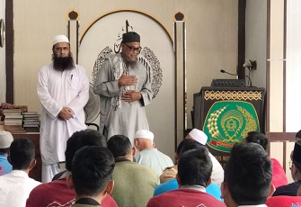 Ustadz Sher Afzal didampingi penerjemah bahasa dengan semangat memberikan ceramah untuk kedamaian hati.