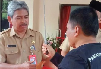 Sekretaris Daerah Kabupaten Trenggalek, Edy Soepriyanto, saat melihat Keris, dalam kegiatan pameran keris dan bursa tosan aji dalam rangka peringatan HUT ke-78 Proklamasi Kemerdekaan RI dan Hari Jadi 829 Trenggalek, di Gedung Bawarasa Trenggalek, Senin (2182023)
