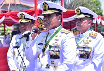 Kasal Laksamana TNI Muhammad Ali saat memberikan keterangan persnya kepada awak media seusai kegiatan Upacara HUT Ke-78 TNI AL bertempat di Koarmada II, Dermaga Ujung, Surabaya, Senin (11/09). 