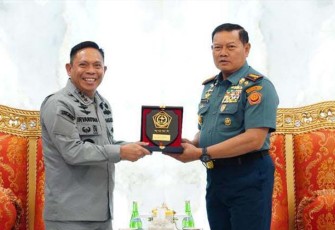 Panglima TNI Laksamana TNI Yudo Margono, S.E., M.M., saat menerima kunjungan kerja Kabakamla RI Laksdya TNI Dr. Irvansyah, S.H., di Mabes TNI, Cilangkap, Jakarta Timur, Kamis (21/9/2023).