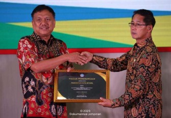Wakil walikota Bitung saat menerima piagam jaminan sosial ketenagakerjaan Paritrana Award tahun 2022