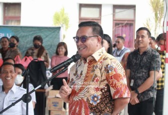 Wali Kota Bitung Maurits Mantiri saat menyambut 583 mahasiswa Politeknik Kesehatan Manado.