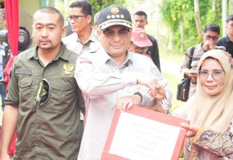 Wamentan, didampingi Wakil Gubernur Sumbar dan Bupati Padang Pariaman, menyerahkan bantuan dari Kementerian Pertanian kepada kelompok sasaran.
