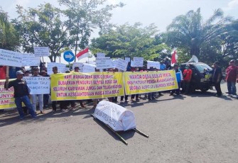 Warga Desa Berjo menggelar aksi unjuk rasa di depan Kantor Bupati Karanganyar, Kamis (6/4/2023).
