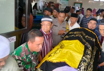 Bengkulu - Mengetahui warga didaerah binaannya, Yulunar (59), warga Kelurahan Sukamerindu Kecamatan Sungai Serut Kota Bengkulu meninggal dunia, Bhabinkamtibmas Polsek Teluk Segara Polresta Bengkulu Polda Bengkulu, Aiptu Andiansyah, langsung pergi melayat, Senin (27/2/2023) siang.  Diketahui, Aiptu Andiansyah merupakan Bhabinkamtibmas wilayah Kelurahan Sukamerindu Kecamatan Sungai Serut Kota Bengkulu, yang berada diwilayah hukum Polsek Teluk Segara. Sedangkan almarhumah merupakan warga dikelurahan binaannya.