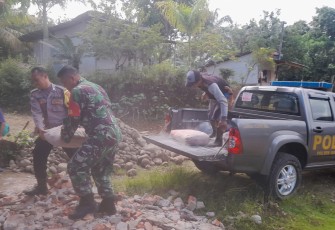 Wujudkan Lingkungan Kondusif, Polsek Giri Mulya Bantu Warga Bangun Pos Kamling 