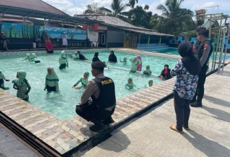 Patroli Harkamtibmas, Sat Samapta Polres Bengkulu Utara Datangi Kolam Renang
