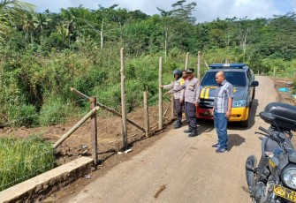 Polsek Lebong Utara Cek Lokasi dan Pembuatan Pagar PT TME