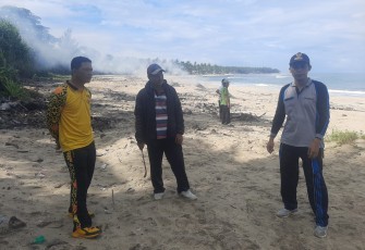 Polisi Bersihkan Objek Wisata Pantai Kaur Selatan