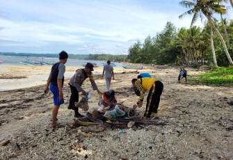 Bhabinkamtibmas Polsek Nasal Bersama Masyarakat Gotong Royong Kebersihan Pantai Laguna