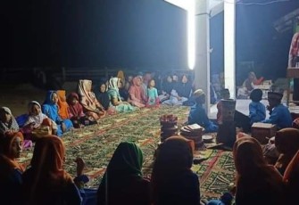  Bhabinkamtibmas Polsek Enggano Saat Menjadi Penceramah Pengajian di Masjid Al-Iqra