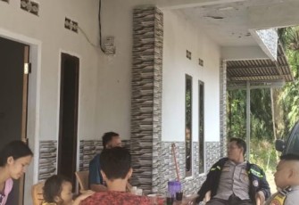 Polsek Batik Nau Saat Sambangi Warga